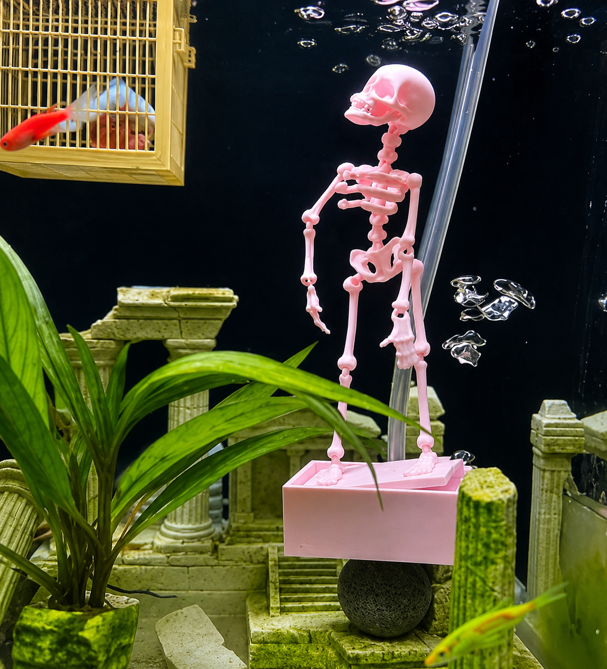 Action Skeleton Aquarium Ornament — Air-Driven Moving Skeleton Fish Tank Bubbler Decoration for Fresh & Saltwater Aquariums